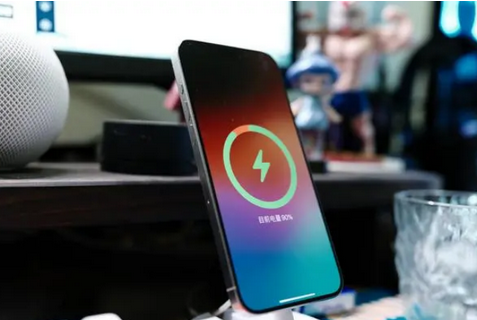 吕梁苹果15换屏服务分享用什么充电器给iPhone15充电更好 